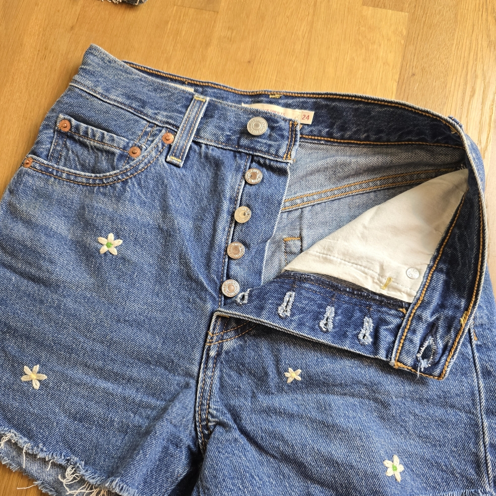Levi's Ribcage High Waisted Jean Short Embroidered Daisy Short 24 - Picture 10 of 15